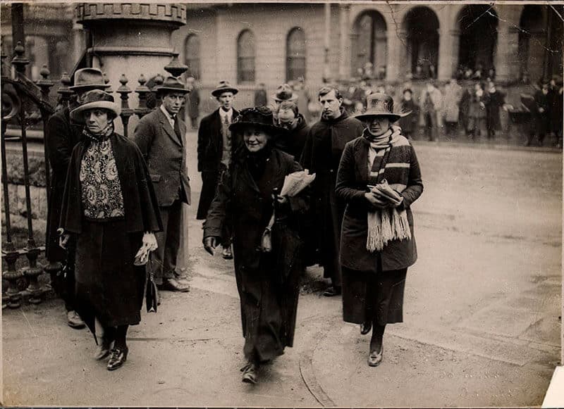 TDs Kathleen O'Callaghan (left) and Mary MacSwiney pictured entering University College Dublin for a meeting of the Dail to debate the terms of the Treaty
